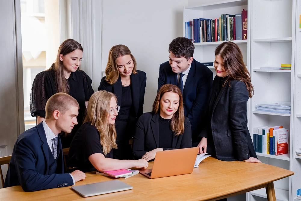 Tým při práci v kanceláři