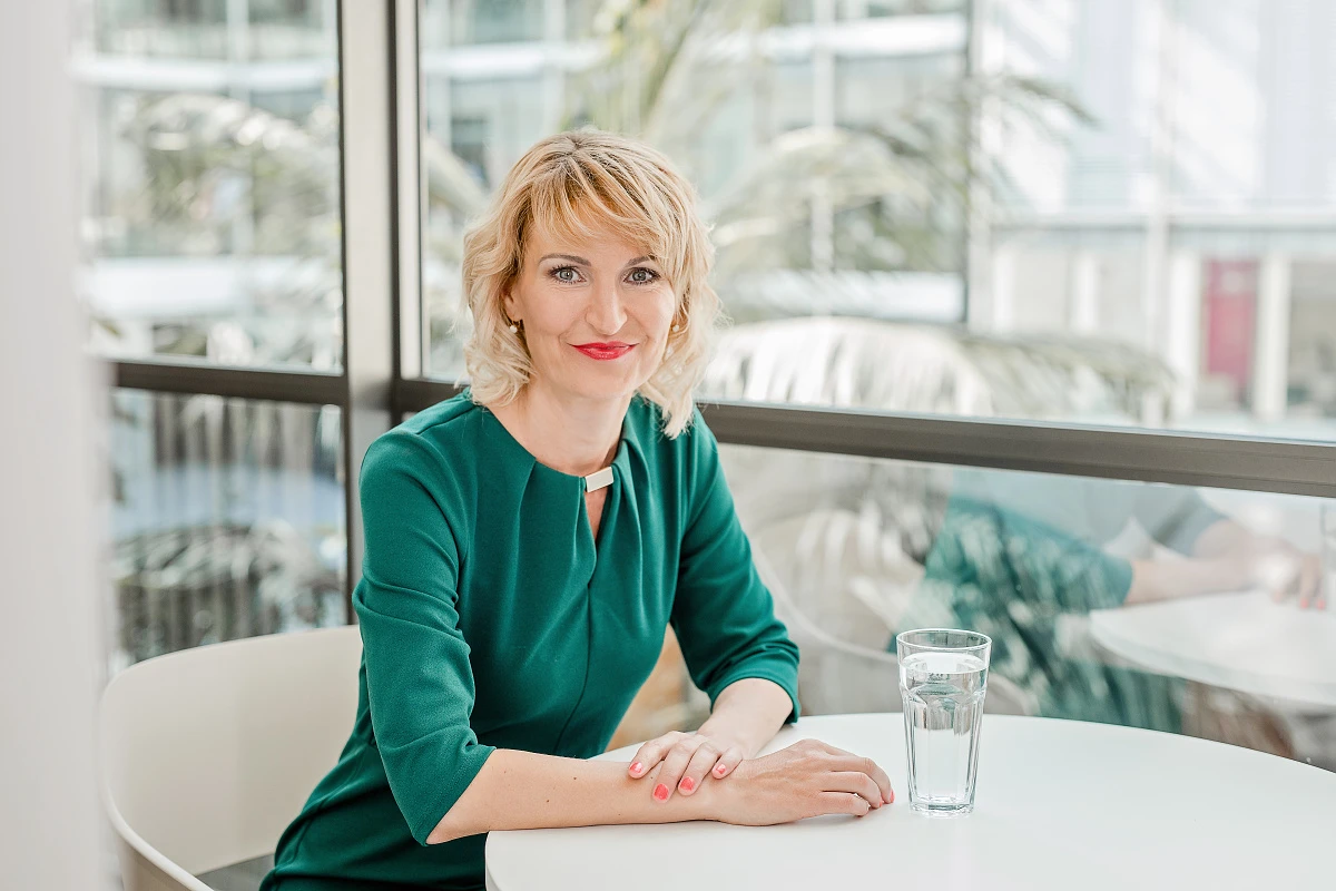 Moderní brandová a propagační fotografie ženy pro web a sociální sítě, vizuální obsah pro budování osobní značky v Praze.