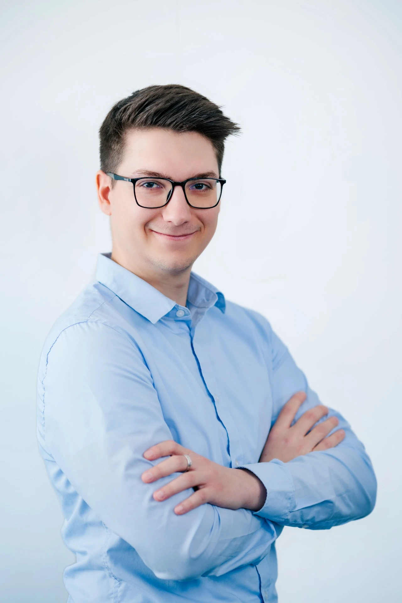 Ateliérový business portrét muže v brýlích na světlém pozadí