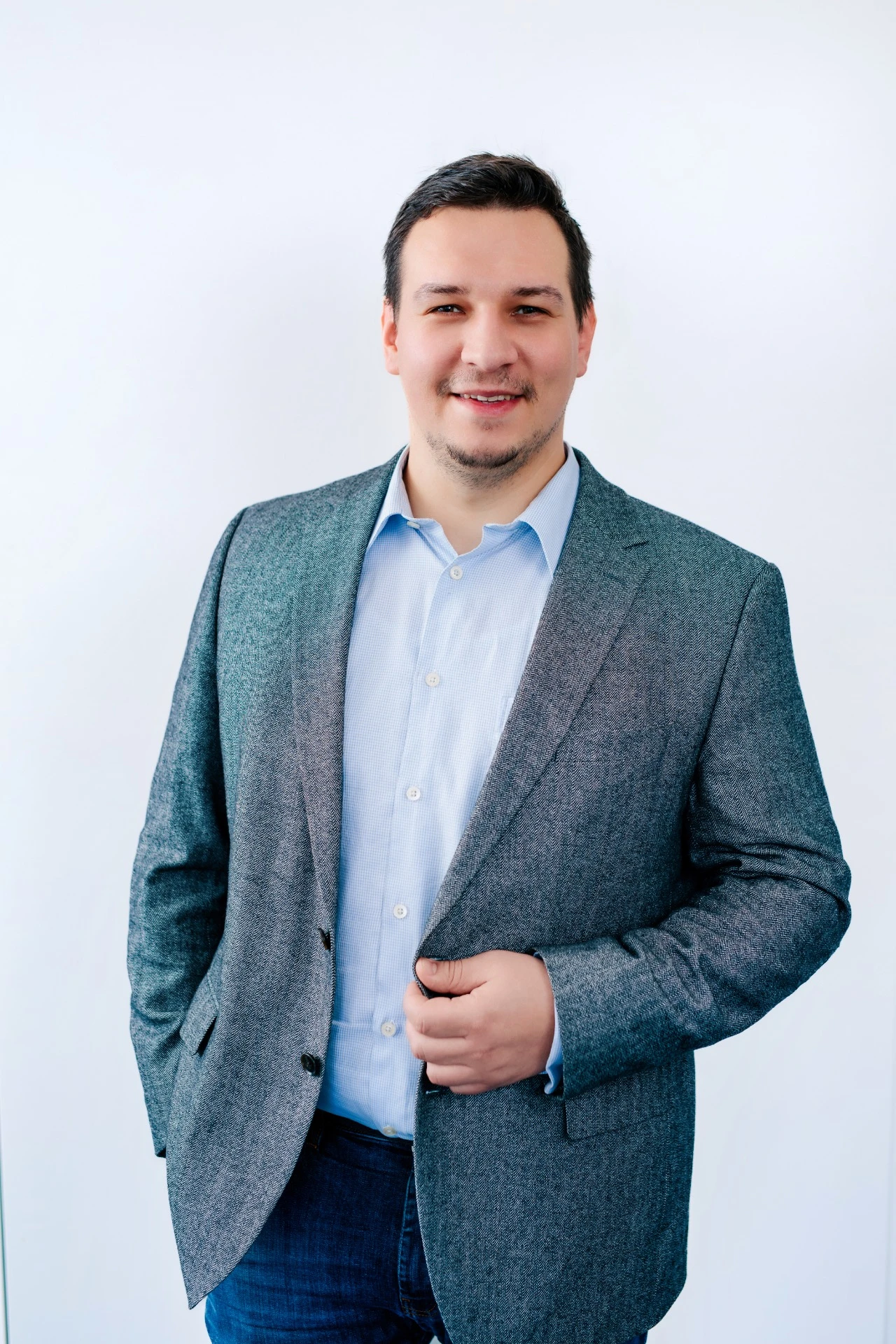 Ateliérový business portrét muže v šedém saku