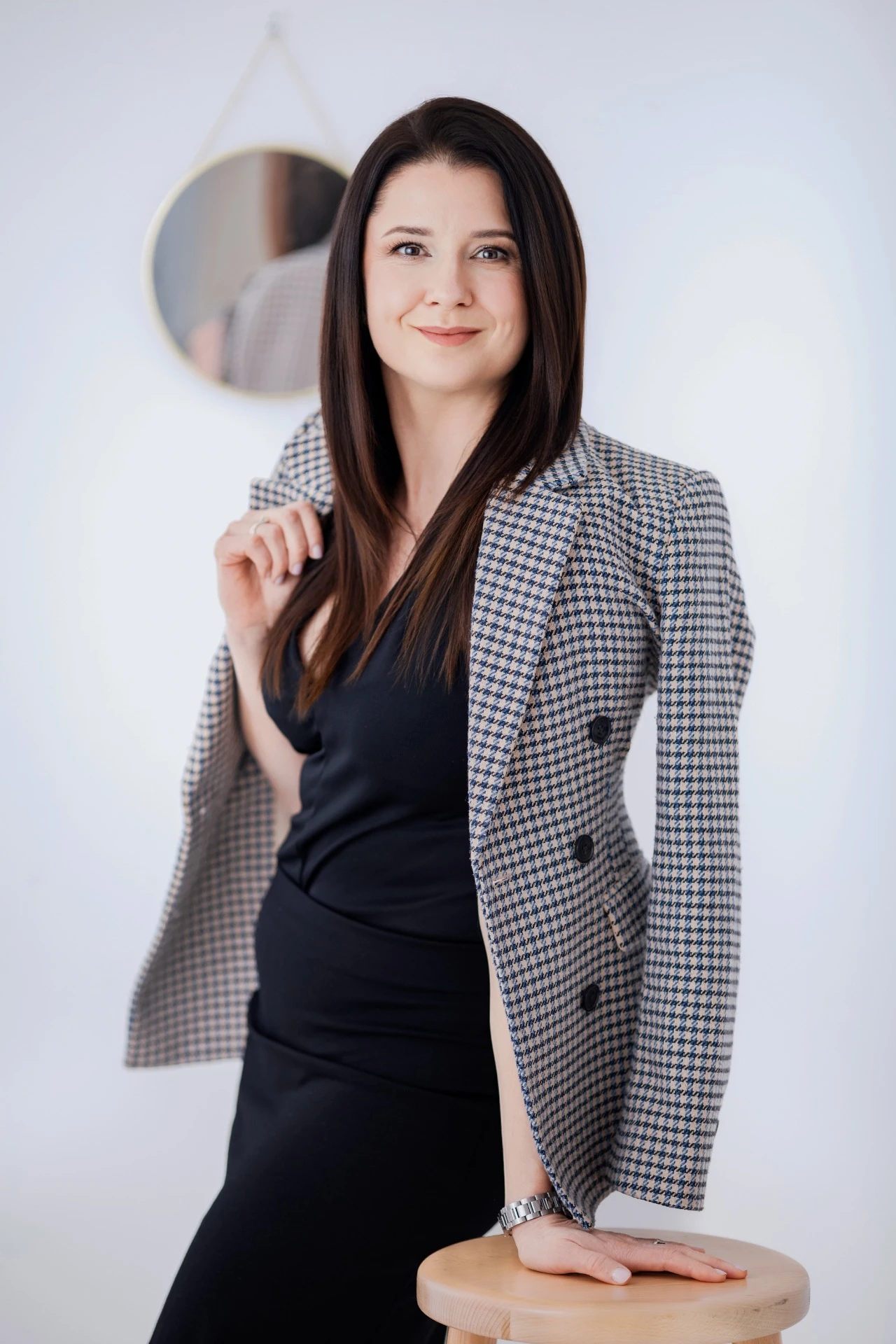 Ateliérový business portrét ženy v kostkovaném saku a černém topu