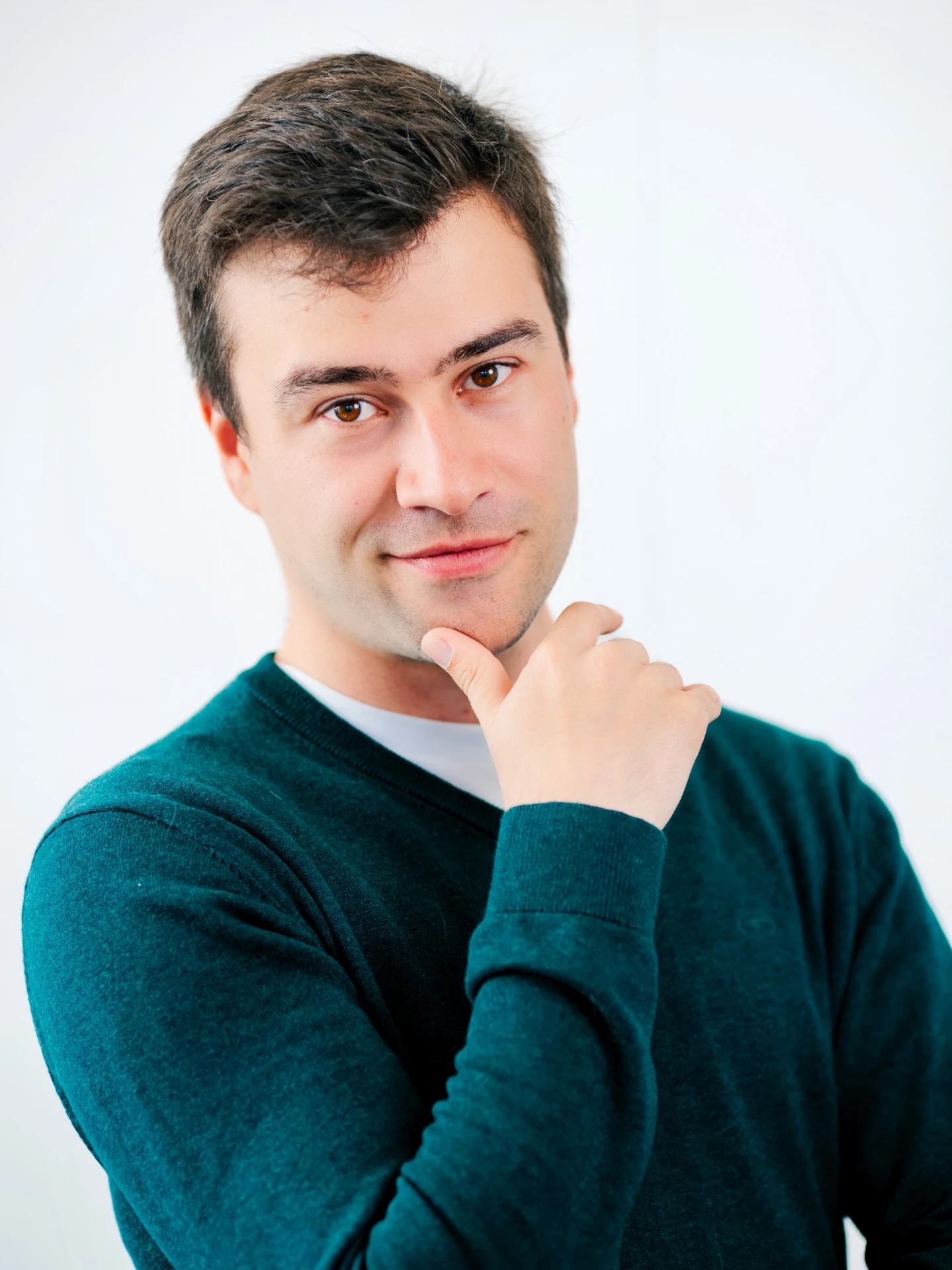 Ateliérový business portrét muže v zeleném svetru — civilní business look