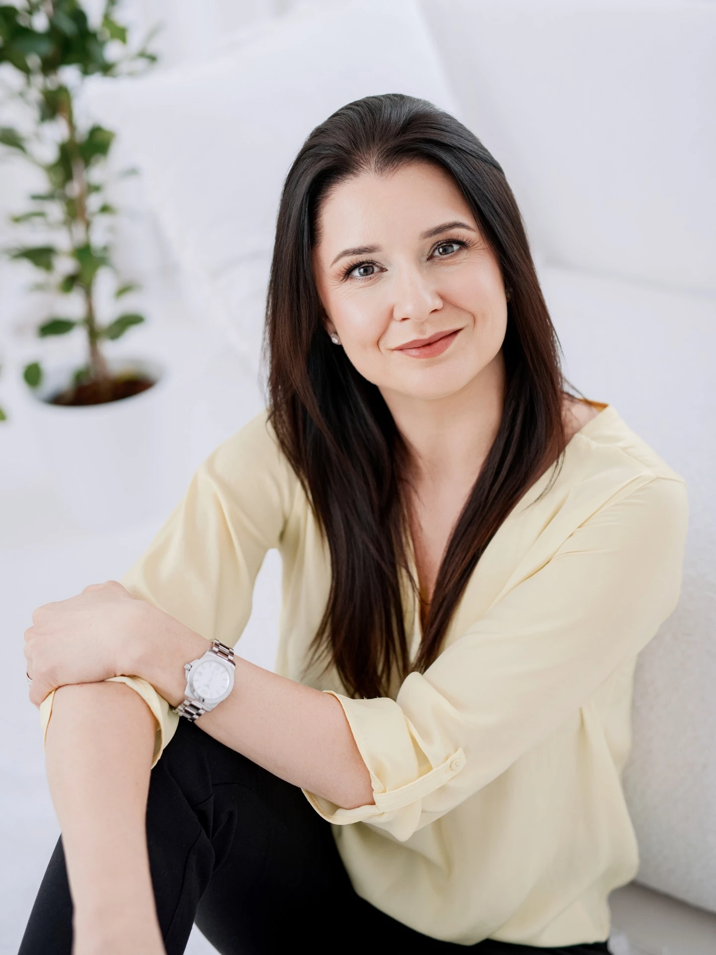 Ateliérový business portrét ženy ve žluté halence — přirozená elegance