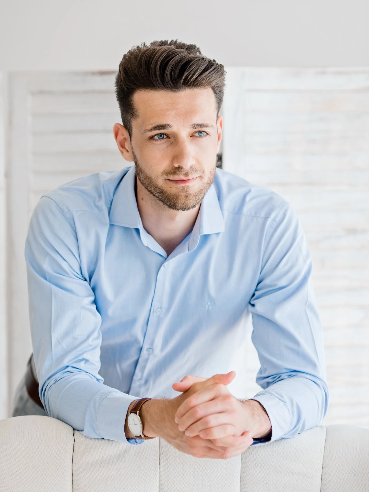 Business portrét muže v košili bez saka — ateliérové focení Praha