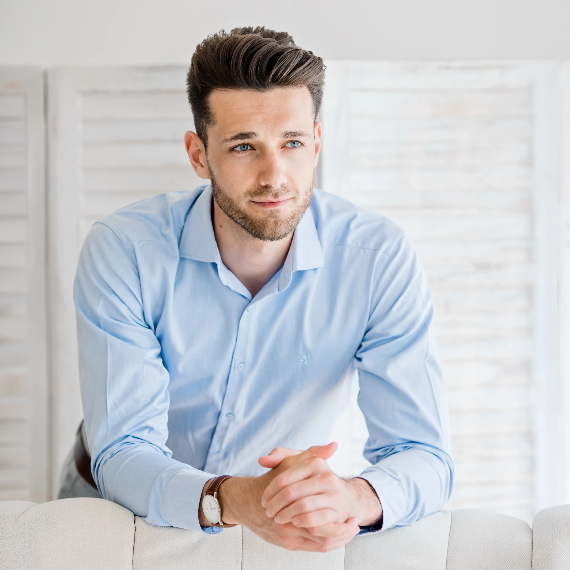 Business portrét muže v košili bez saka — ateliérové focení Praha