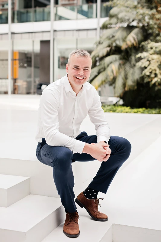 Firemní portrét zaměstnance v kanceláři