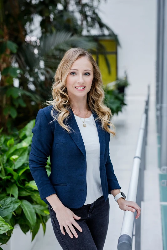 Portrét zaměstnankyně – LinkedIn a web