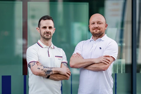 Společníci nebo menší tým