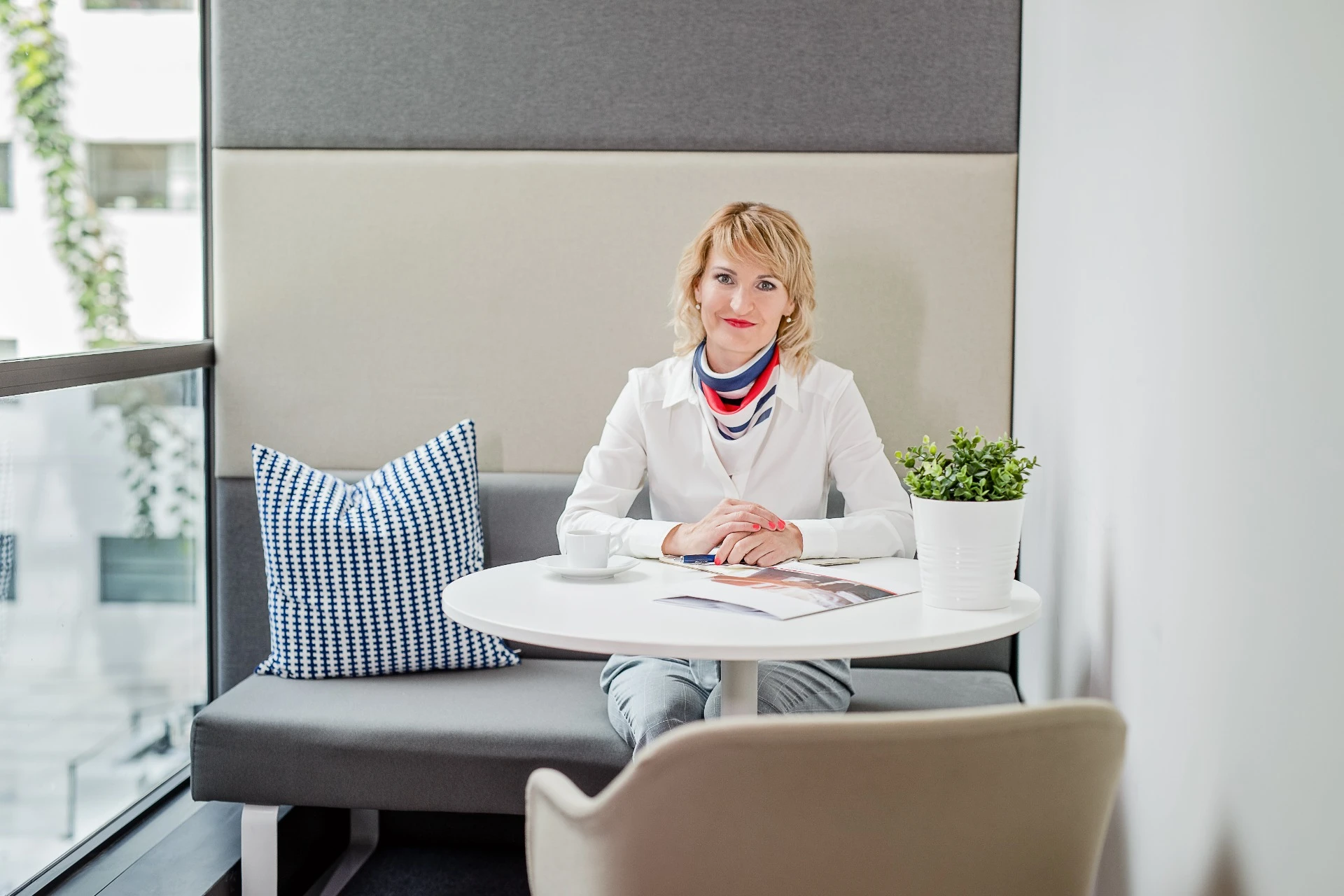 Business focení v kanceláři s notebookem – Praha